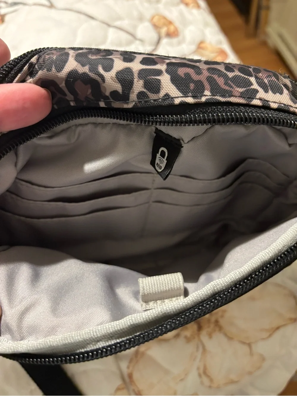 Like new Leopard Print Crossbody Shoulder Bag in Brown, black, belt straps,